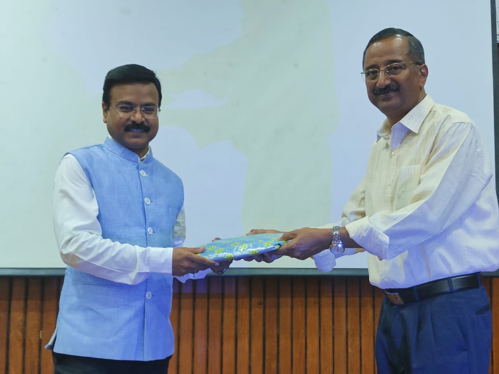 Dr Anandharamakrishnan, Director, CSIR NIIST, addresses school students during the curtain raiser program organised as part of India International Science Festival 2022