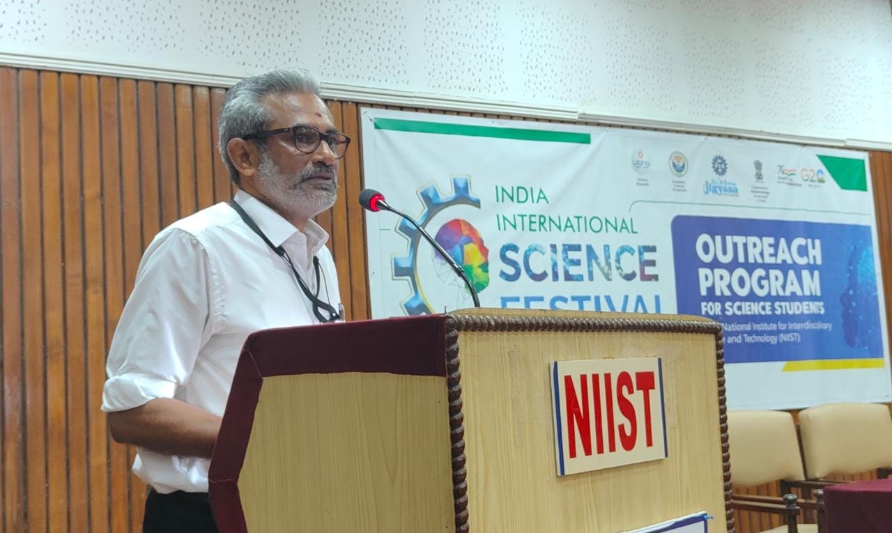 Dr Anandharamakrishnan, Director, CSIR NIIST, addresses school students during the curtain raiser program organised as part of India International Science Festival 2022