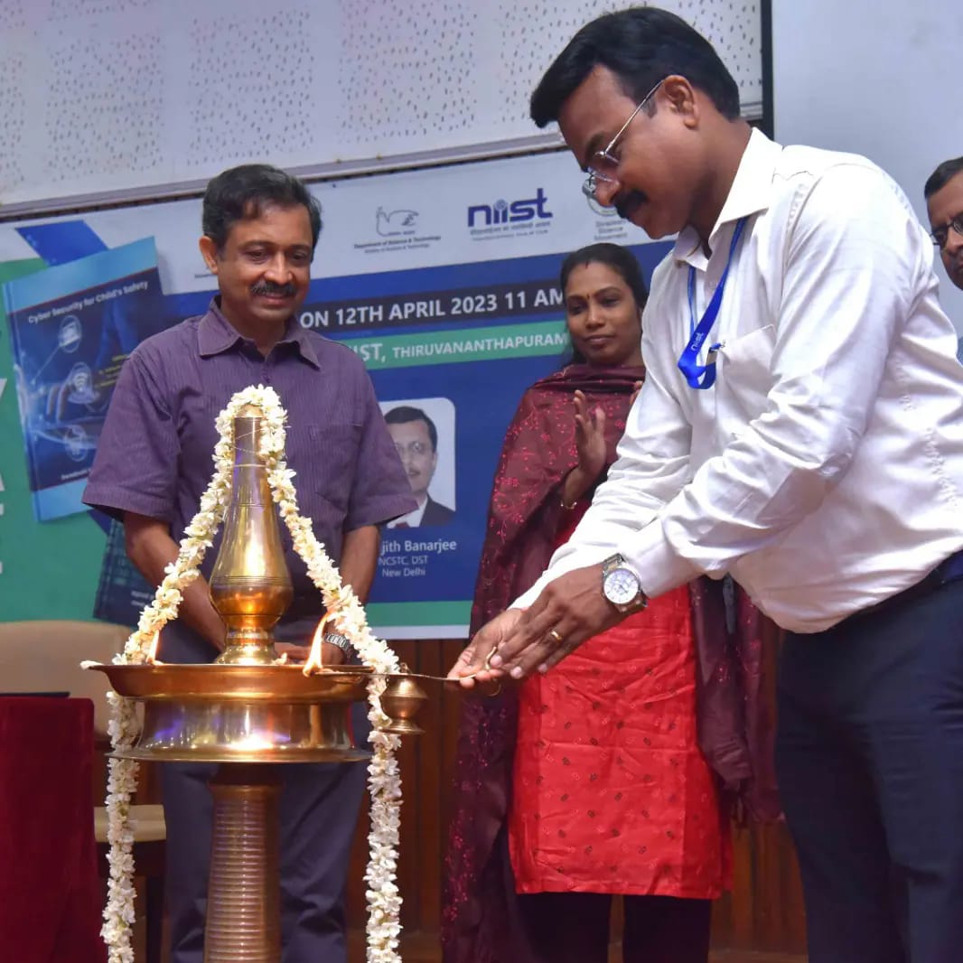 Dr. C. Anandharamakrishnan, Director inaugurated the program on ‘Cyber Security for Child’s Safety’organised by  Swadeshi Science Movement Kerala under support from NCSTC